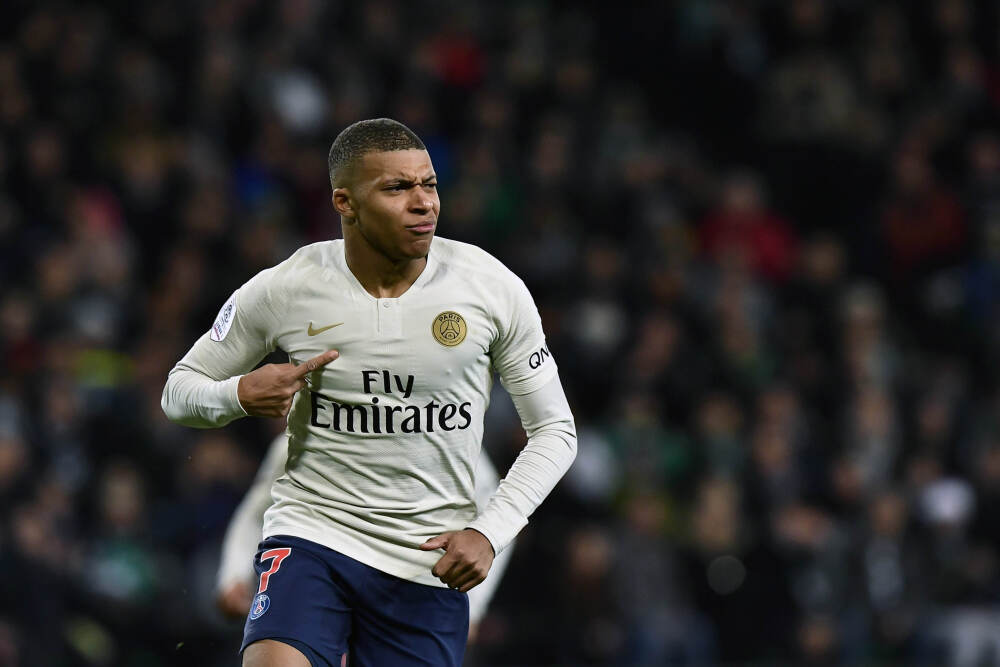 险些自摆乌龙！泰拉恰诺解围球踢向自家门将远角，差点破门